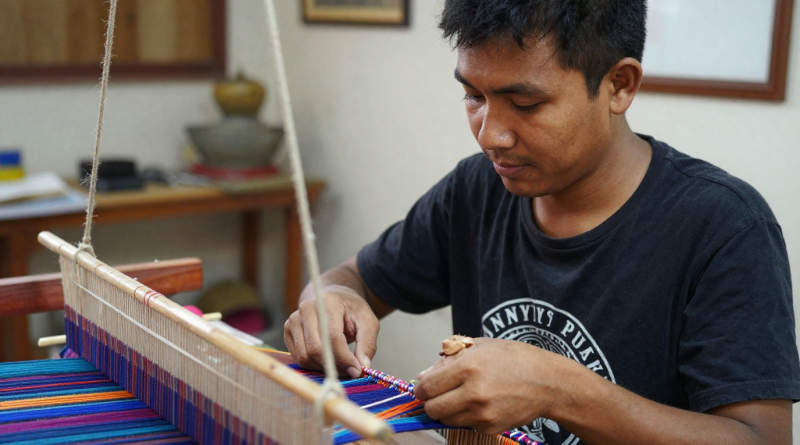 Cerita Pengrajin Muda: Mengapa Memilih Tenun daripada Kerja Kantoran?